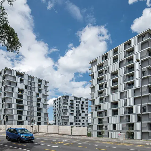 Customised façade with movable sunshade panels