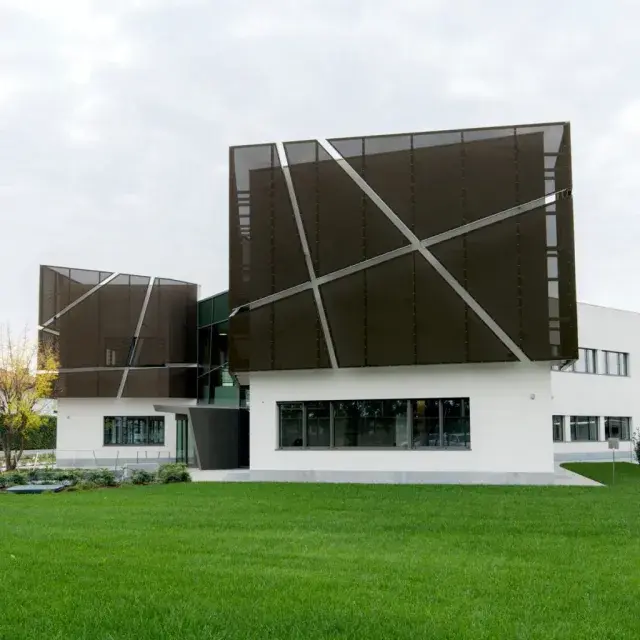 Facade view from the green lawn